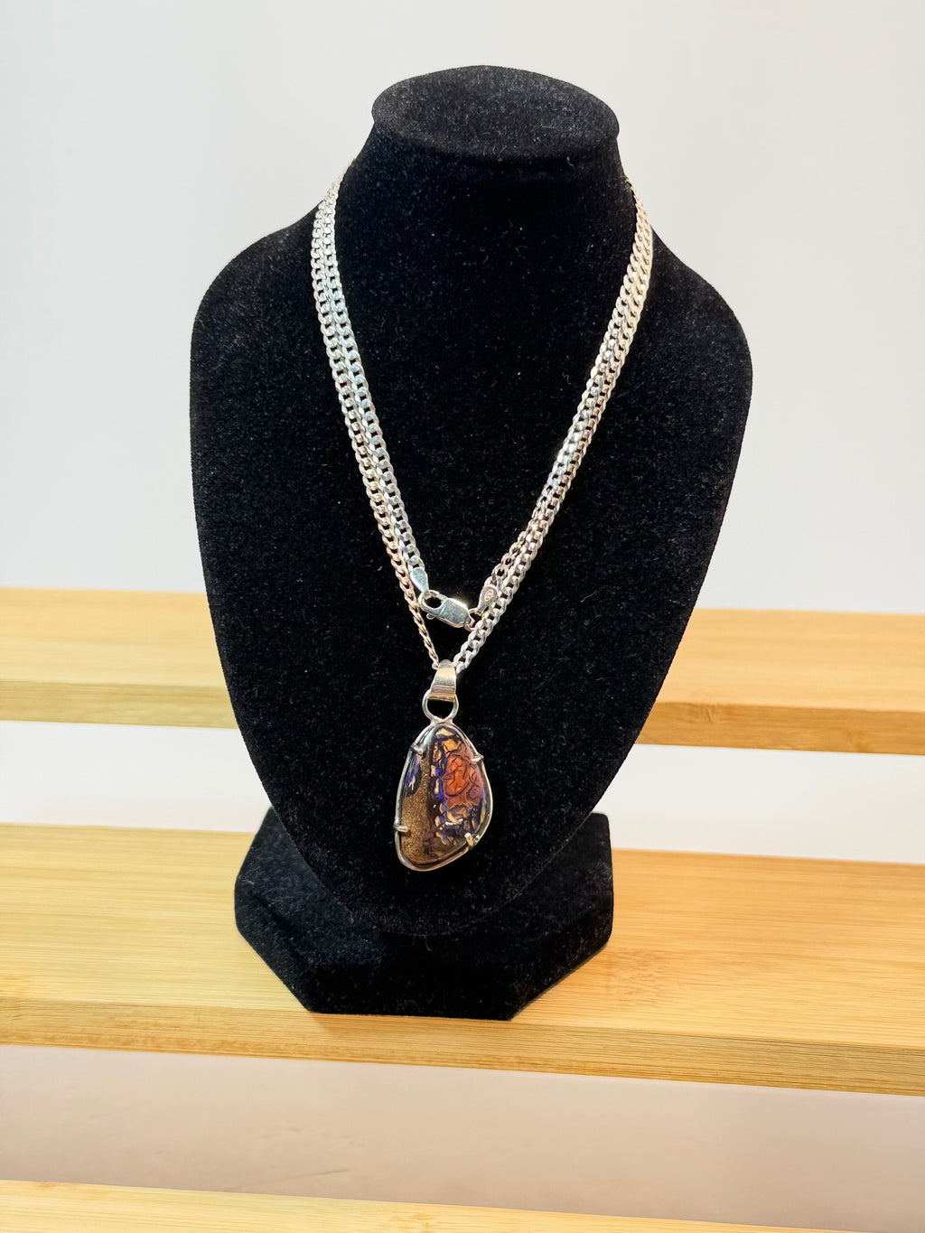 Colgante de ópalo Boulder con diferentes colores , en plata de ley hecho artesanalmente