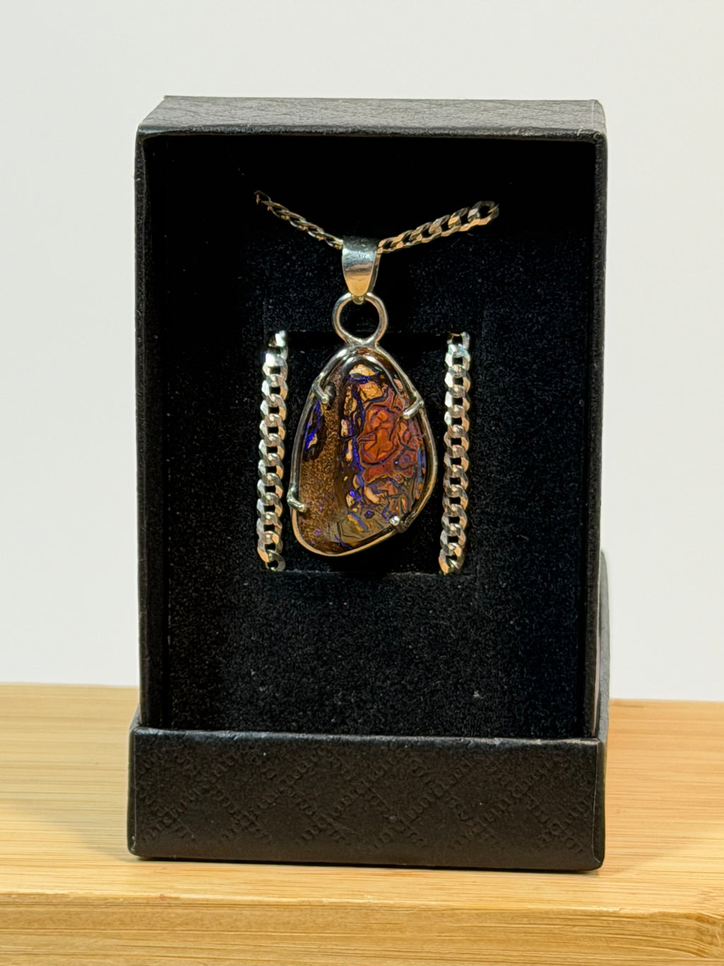 Colgante de ópalo Boulder con diferentes colores , en plata de ley hecho artesanalmente