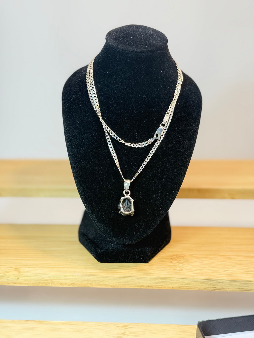 Colgante de moldavita natural en plata de ley 925