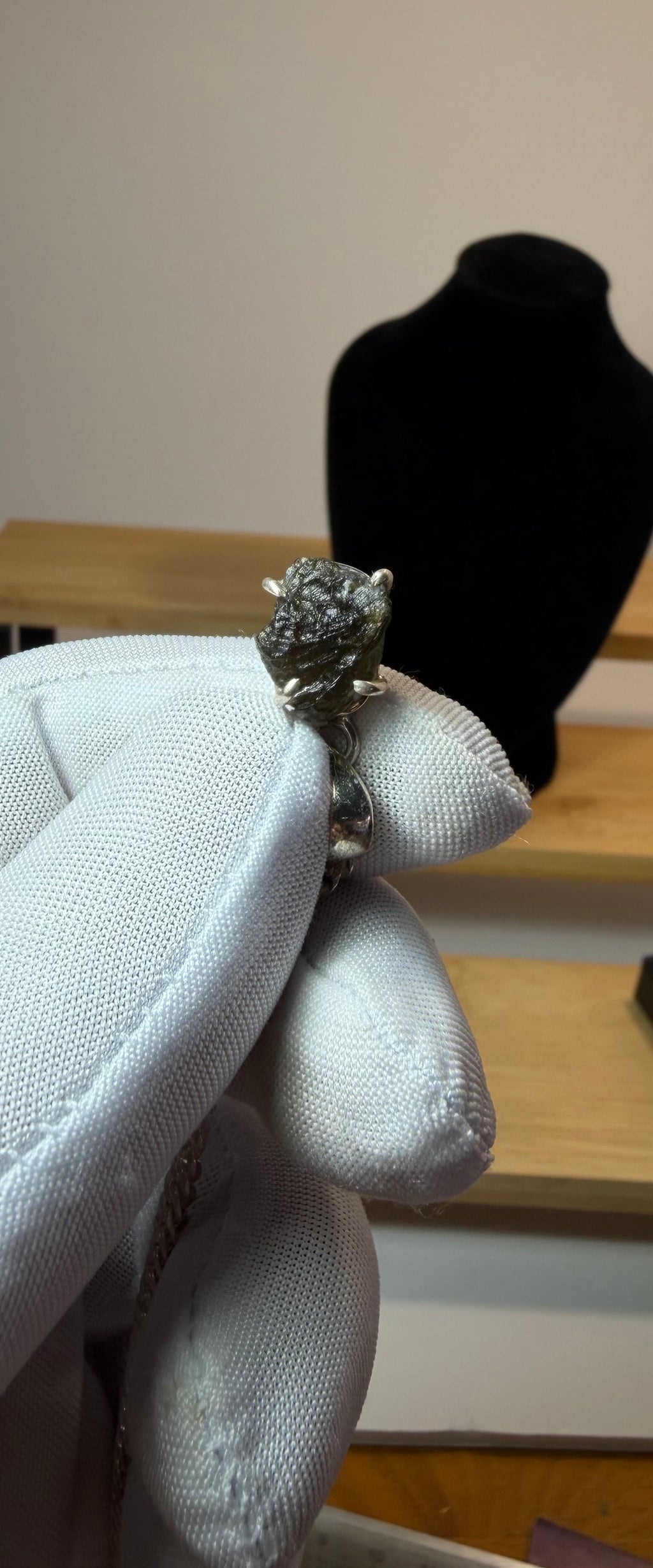 Colgante de moldavita natural en plata de ley 925