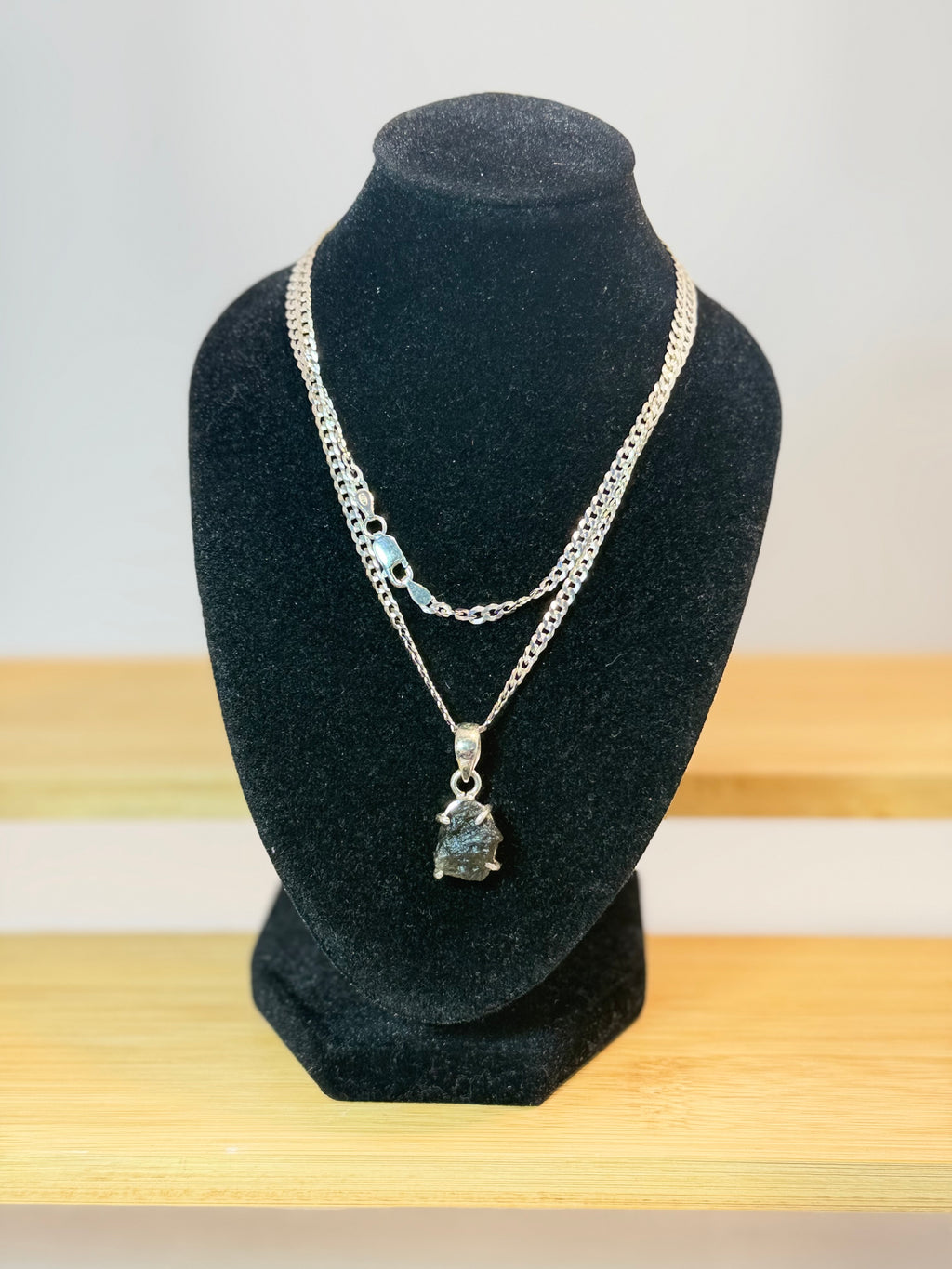 Colgante de moldavita natural en plata de ley 925