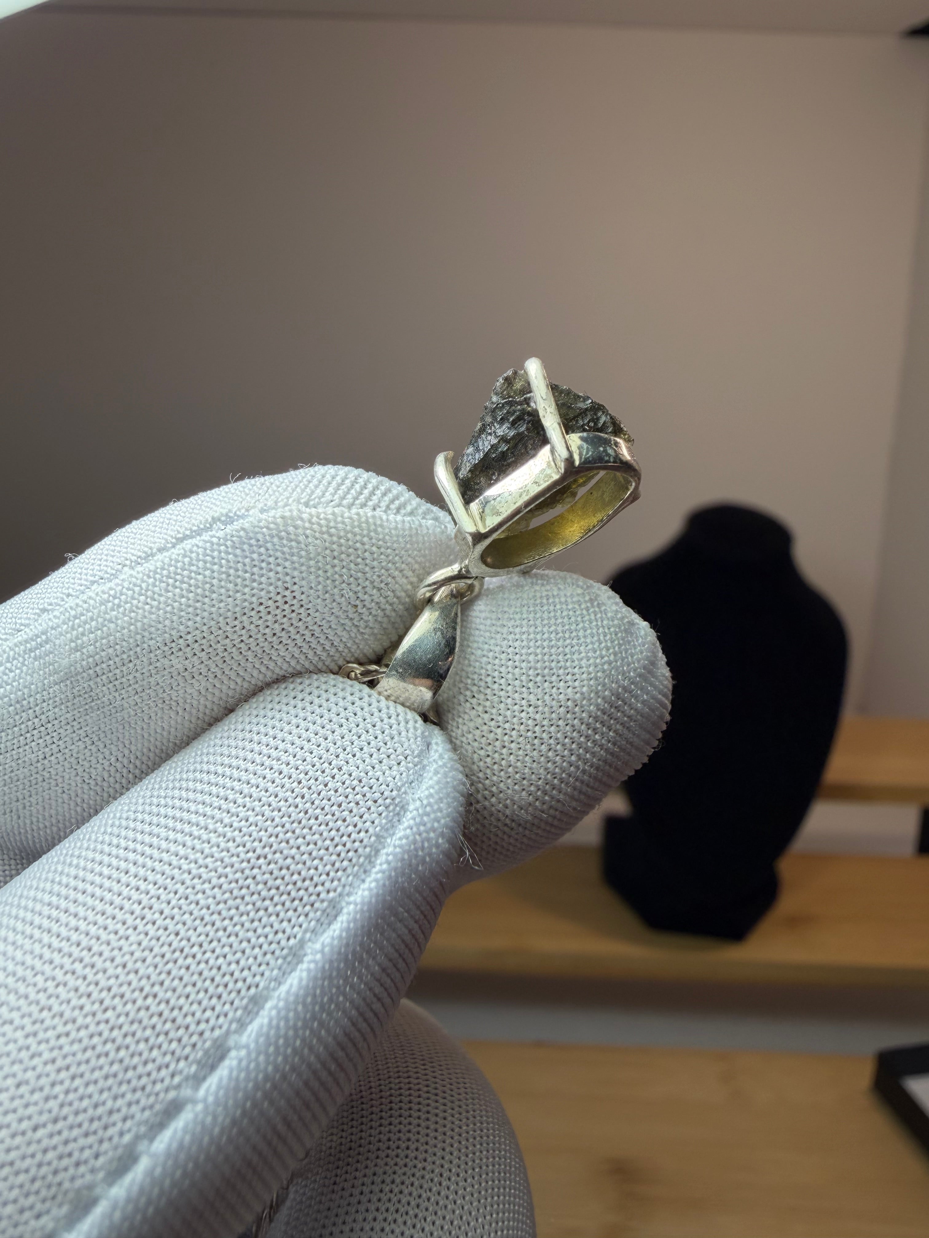 Colgante de moldavita natural en plata de ley 925
