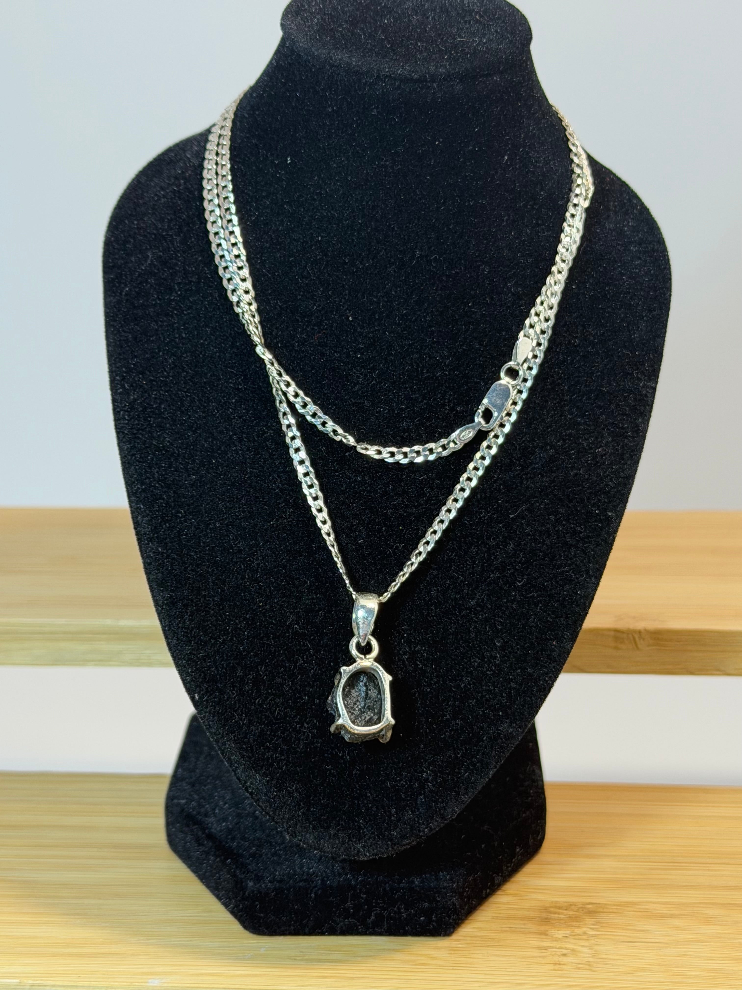 Colgante de moldavita natural en plata de ley 925
