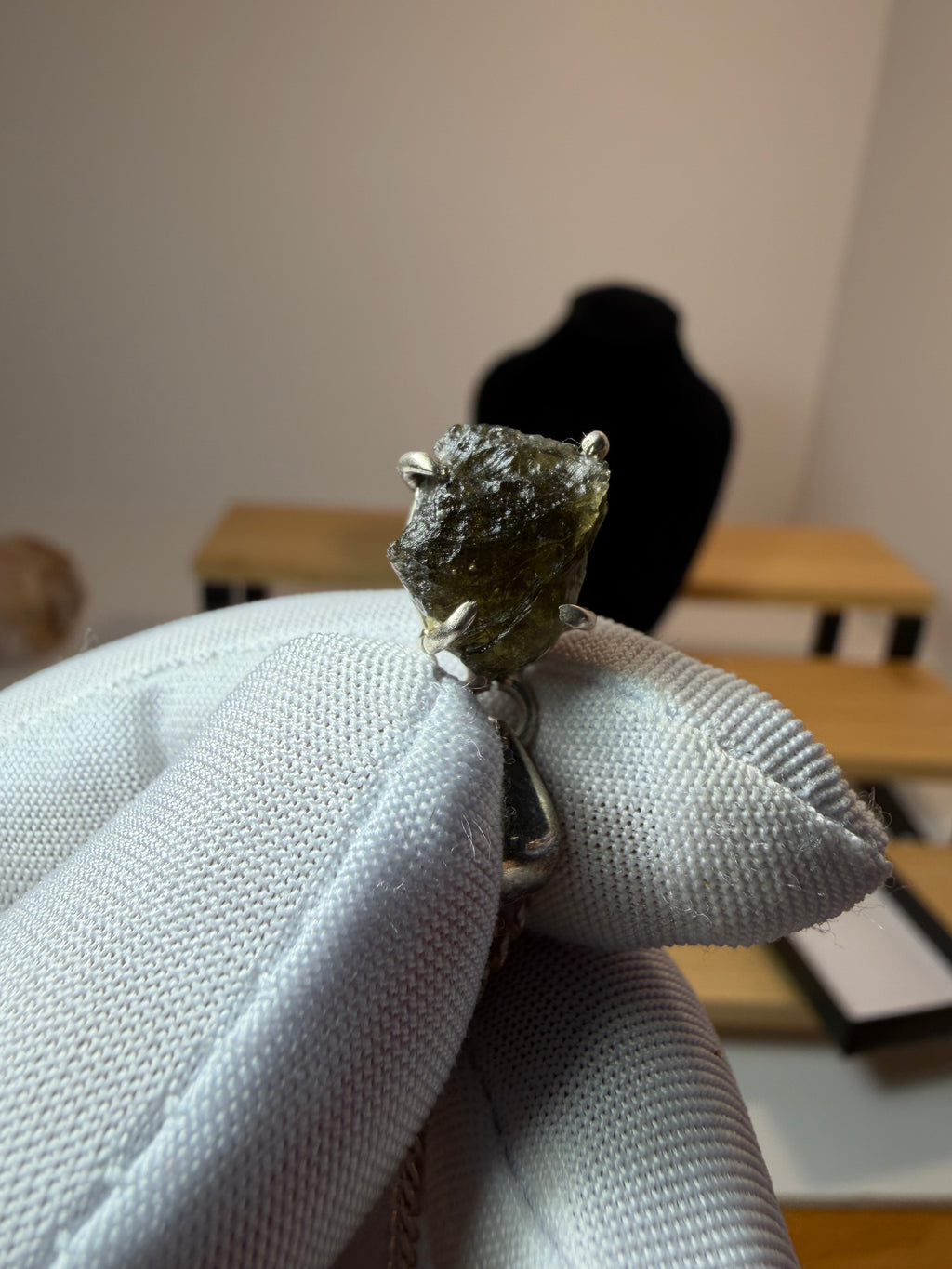 Colgante de moldavita natural en plata de ley 925