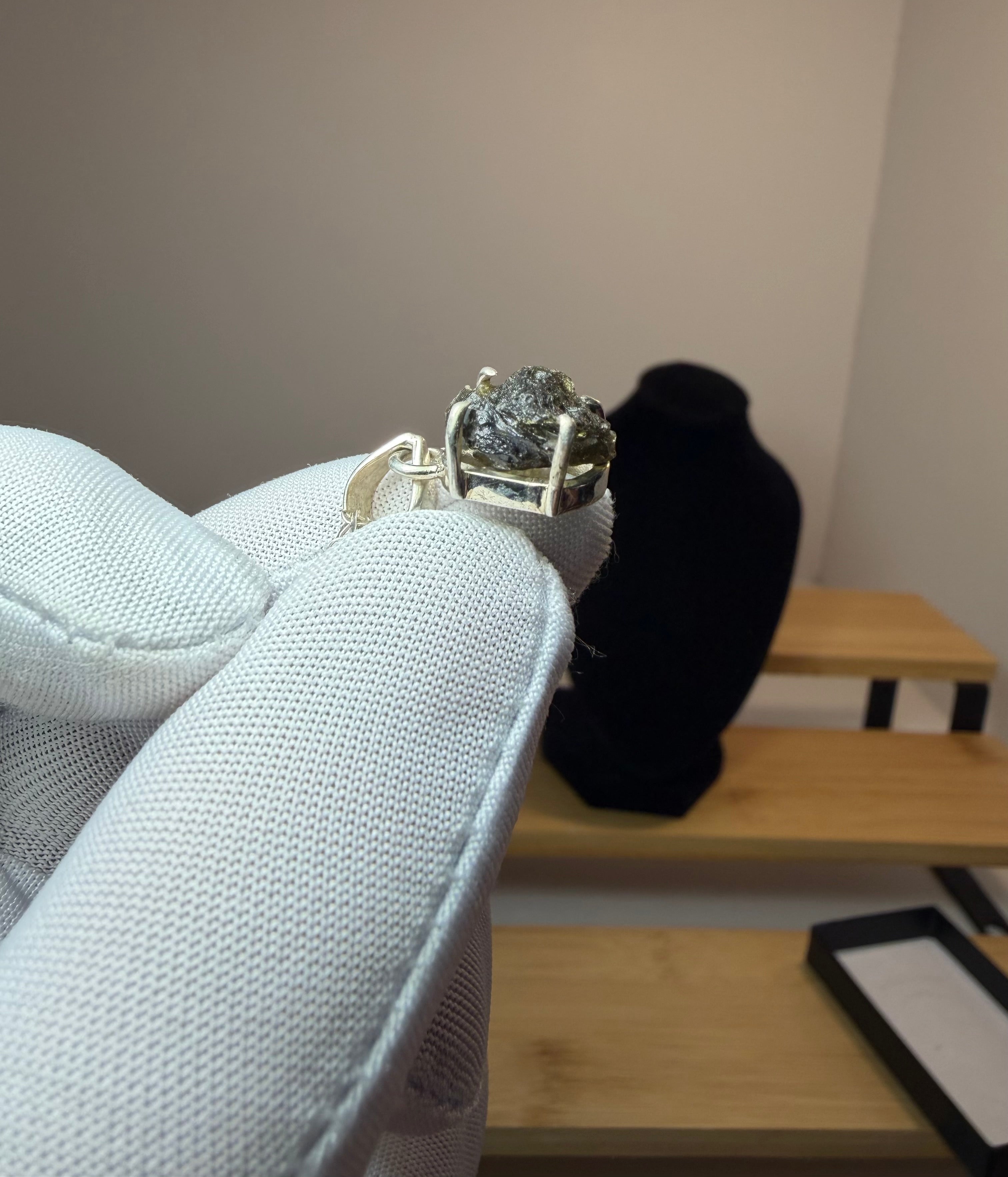 Colgante de moldavita natural en plata de ley 925