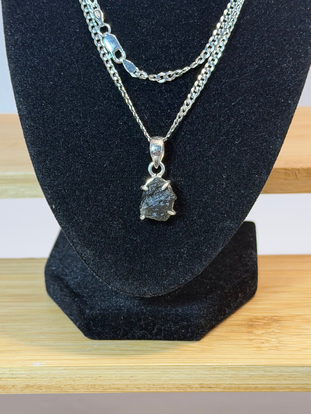 Colgante de moldavita natural en plata de ley 925