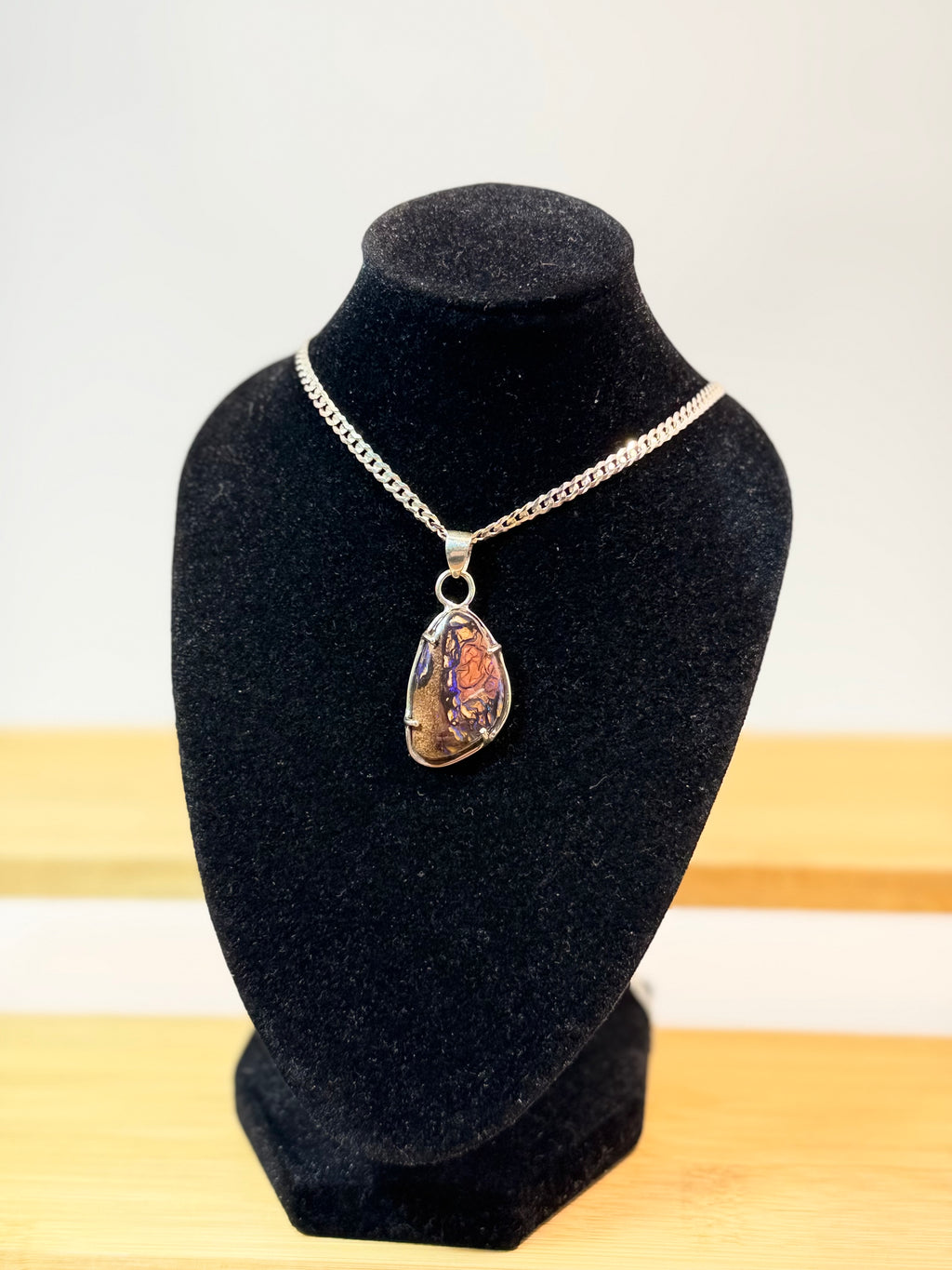 Colgante de ópalo Boulder con diferentes colores , en plata de ley hecho artesanalmente
