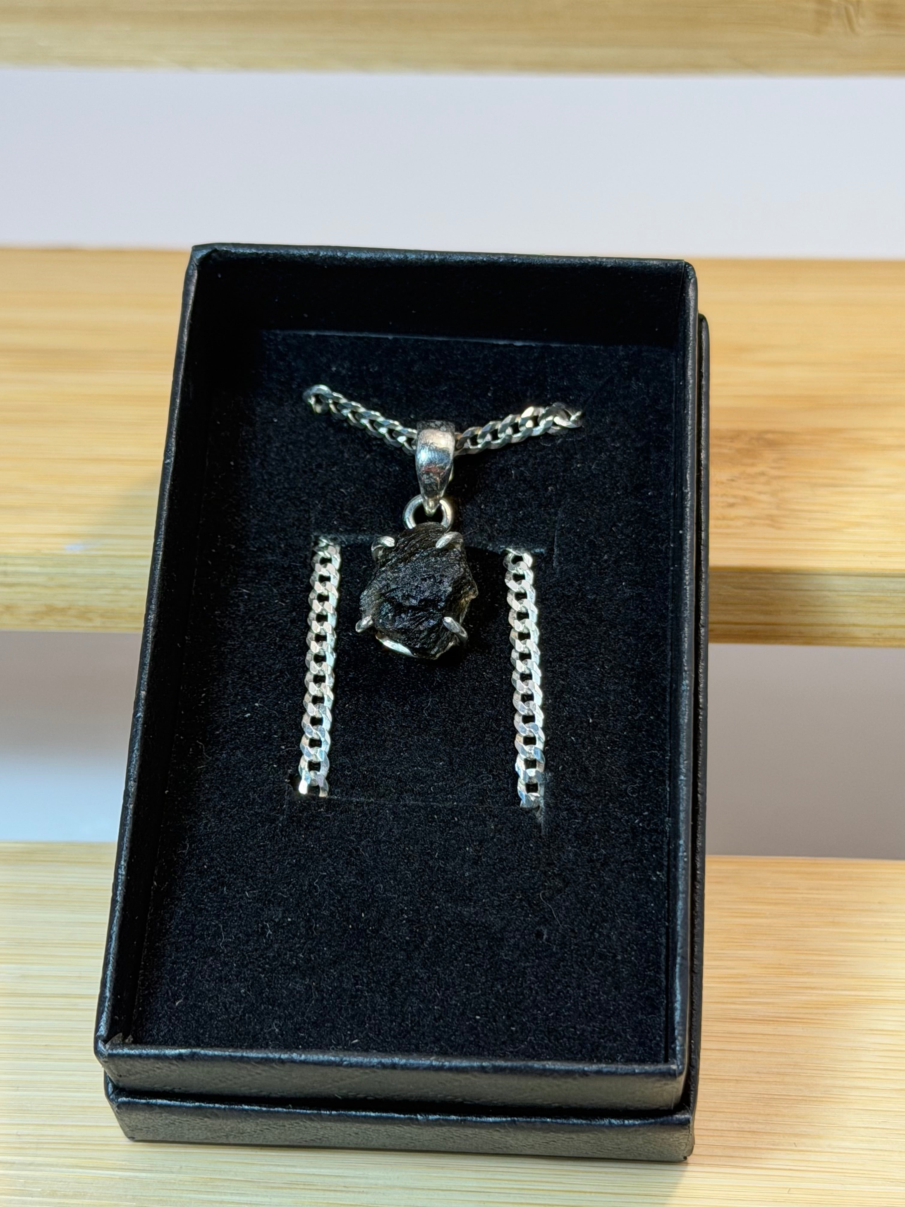 Colgante de moldavita natural en plata de ley 925