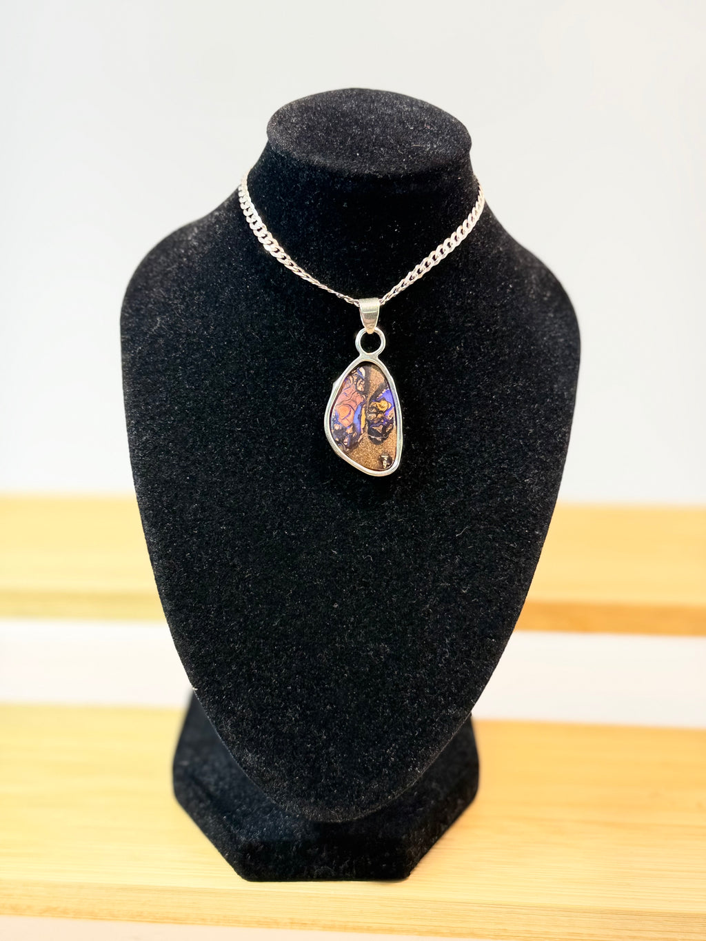 Colgante de ópalo Boulder con diferentes colores , en plata de ley hecho artesanalmente