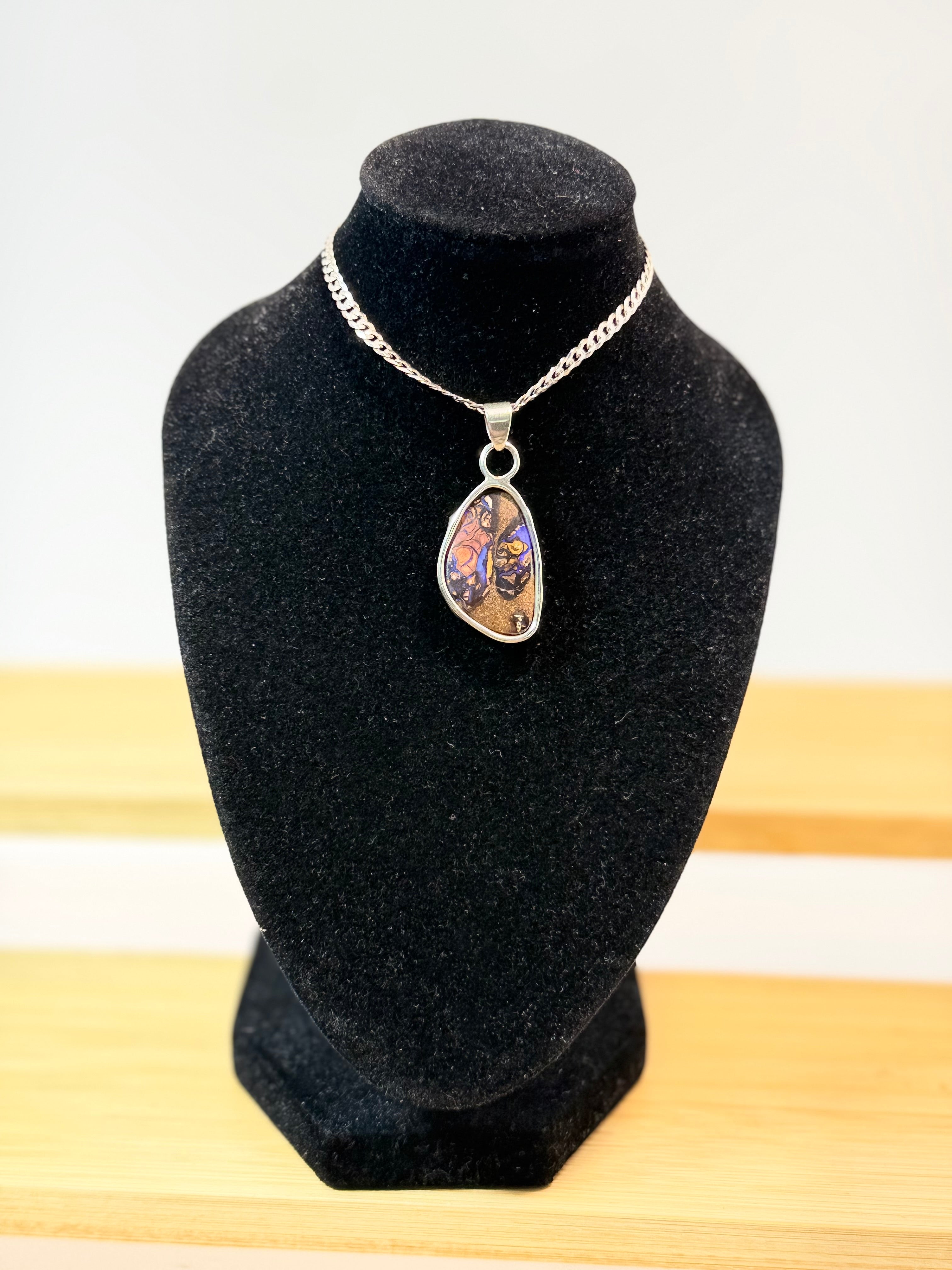 Colgante de ópalo Boulder con diferentes colores , en plata de ley hecho artesanalmente