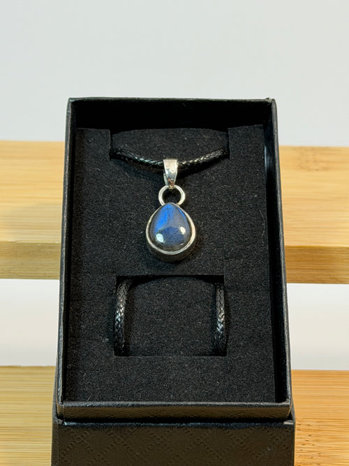 Colgante de labradorita de plata artesanal